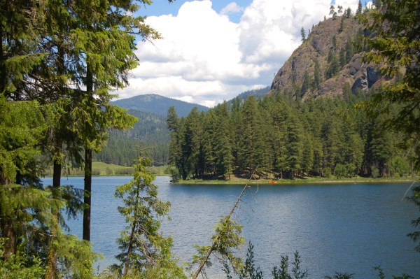 See the kayaks on the far shore??