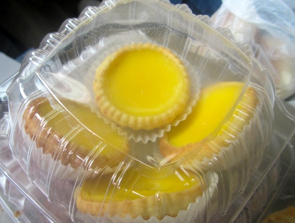 ... and don-taat (little egg custards) for dessert.